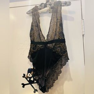 Sexy gold & black bodysuit 🖤